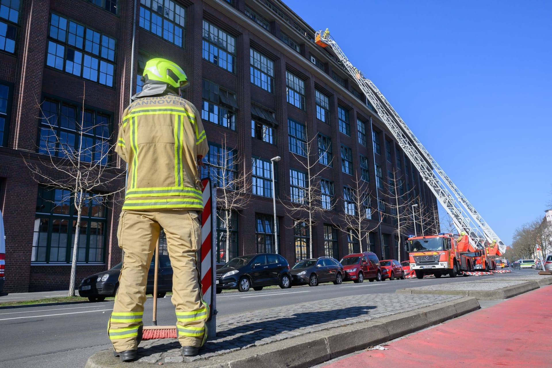 Feuerwehrkräfte sichern von Drehleitern aus eine zerstörte Fassade an einem Gebäude von Continental: Am Morgen hat es eine Explosion gegeben.