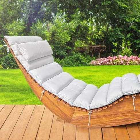 Der Aldi-Onlineshop hat aktuell eine edle Sauna- und Gartenliege aus Massivholz im Angebot.