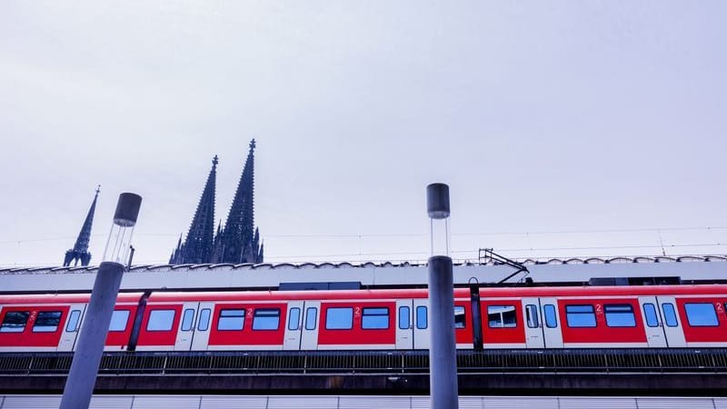 Eine Regionalbahn der Deutschen Bahn fährt vor der Kulisse des Kölner Doms in den Hauptbahnhof ein: In einer solchen Bahn ist ein Rucksack gefunden worden.