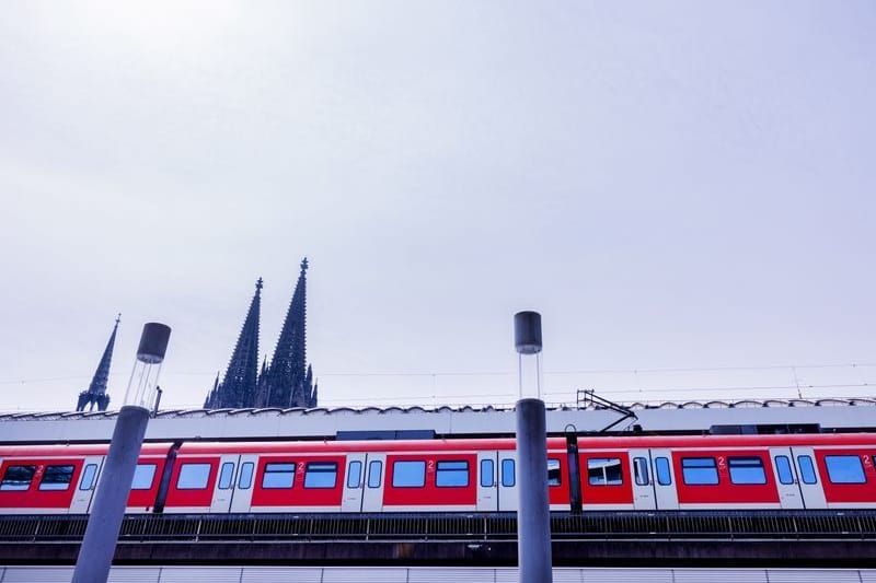 Eine Regionalbahn der Deutschen Bahn fährt vor der Kulisse des Kölner Doms in den Hauptbahnhof ein: In einer solchen Bahn ist ein Rucksack gefunden worden.