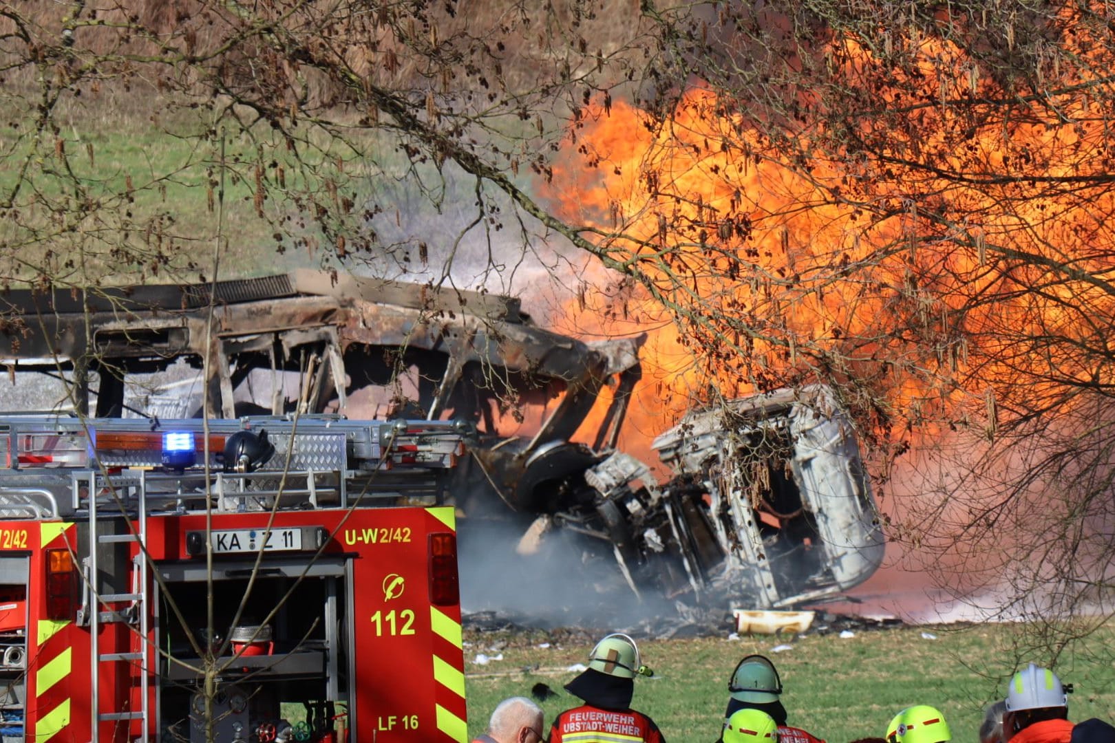 Inferno am Bahnübergang: Bei der Kollision eines Tanklasters mit einer Stadtbahn im Norden Baden-Württembergs starben drei Menschen.