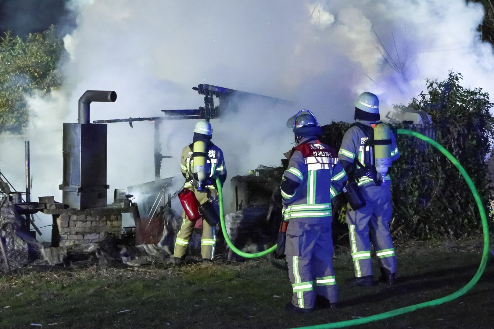 Gartenhüttenbrand in einem Kleingartenverein - Starke Rauchentwi