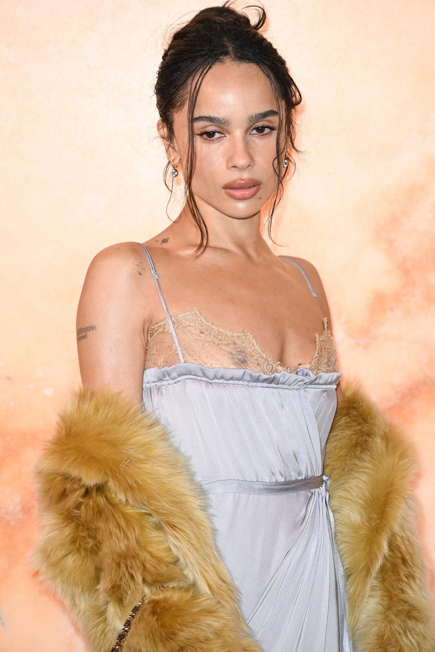 Zoë Kravitz ließ den BH unterm Kleid weg.