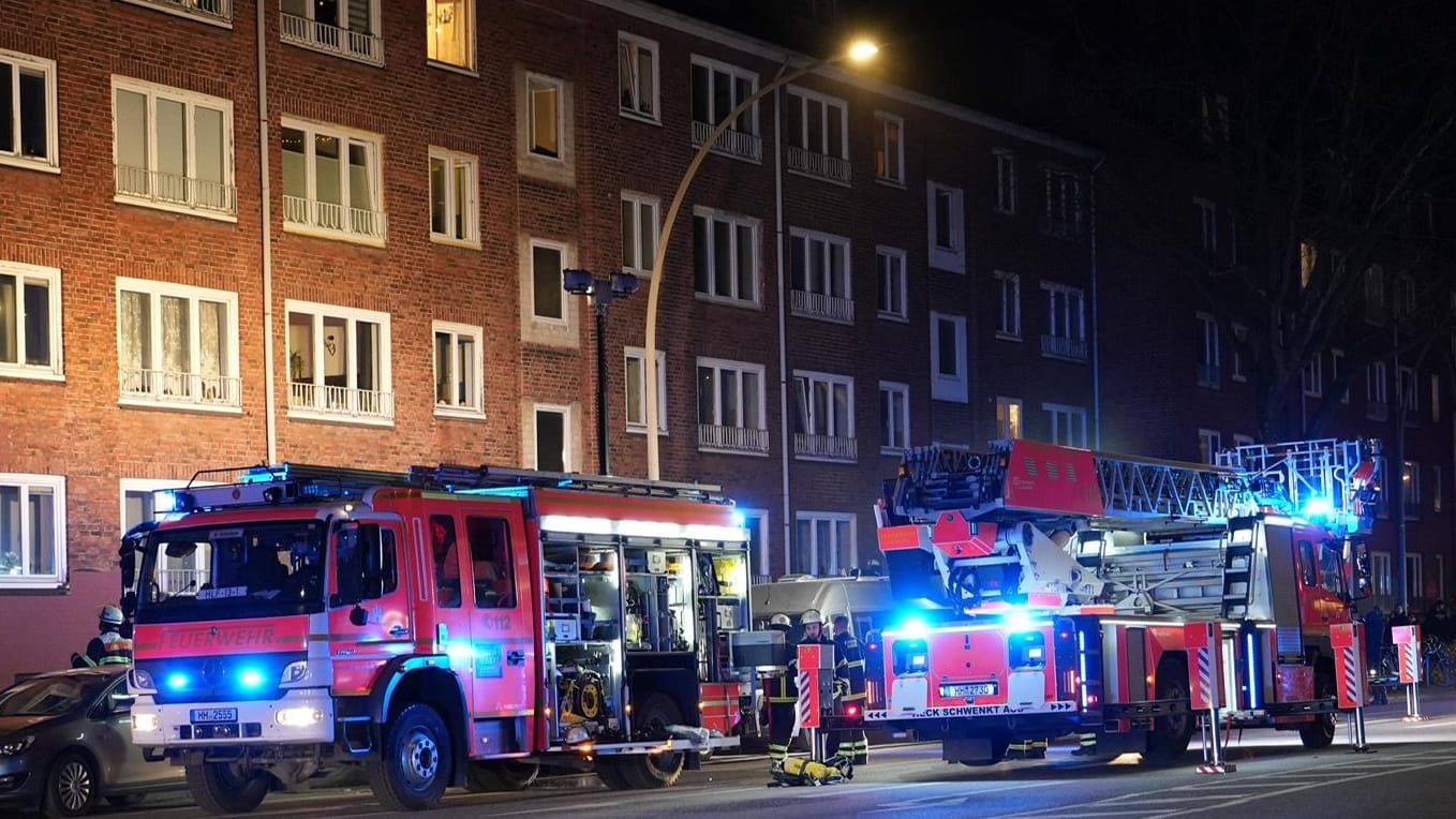 Feuerwehreinsatz in Hamburg: Eine Person kam mit Verdacht auf eine Rauchgasvergiftung ins Krankenhaus.