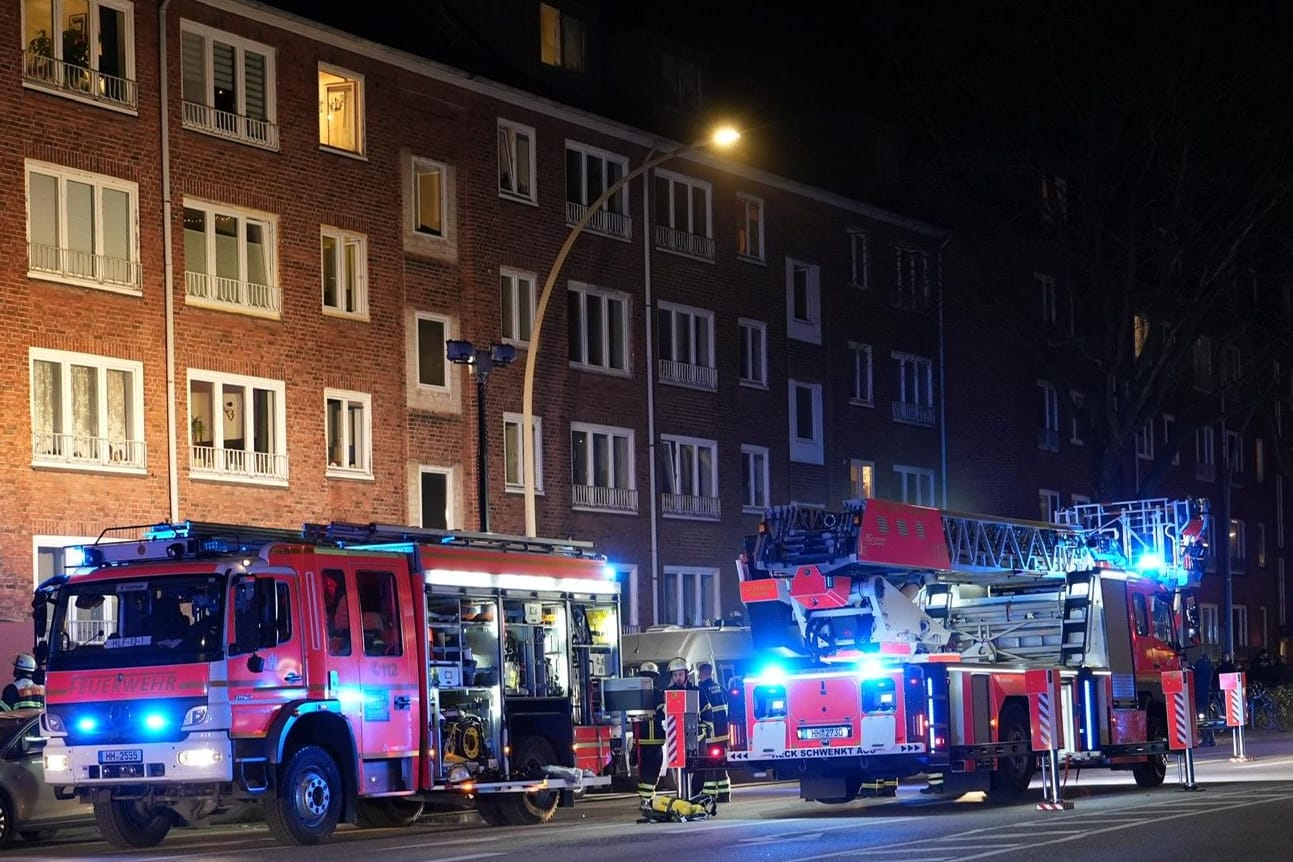 Feuerwehreinsatz in Hamburg: Eine Person kam mit Verdacht auf eine Rauchgasvergiftung ins Krankenhaus.