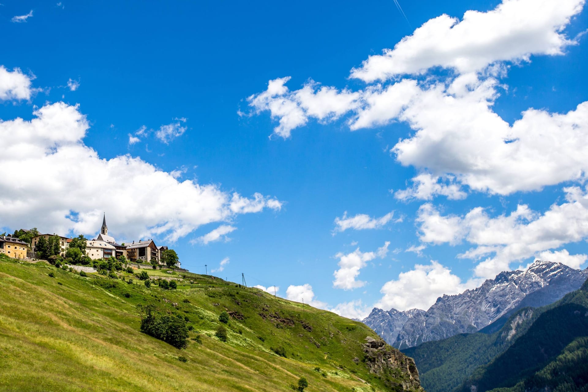 Ein Dorf in den Schweizer Alpen (Symbolbild): Viele Bergdörfer kämpfen gegen die rückläufigen Bevölkerungszahlen.