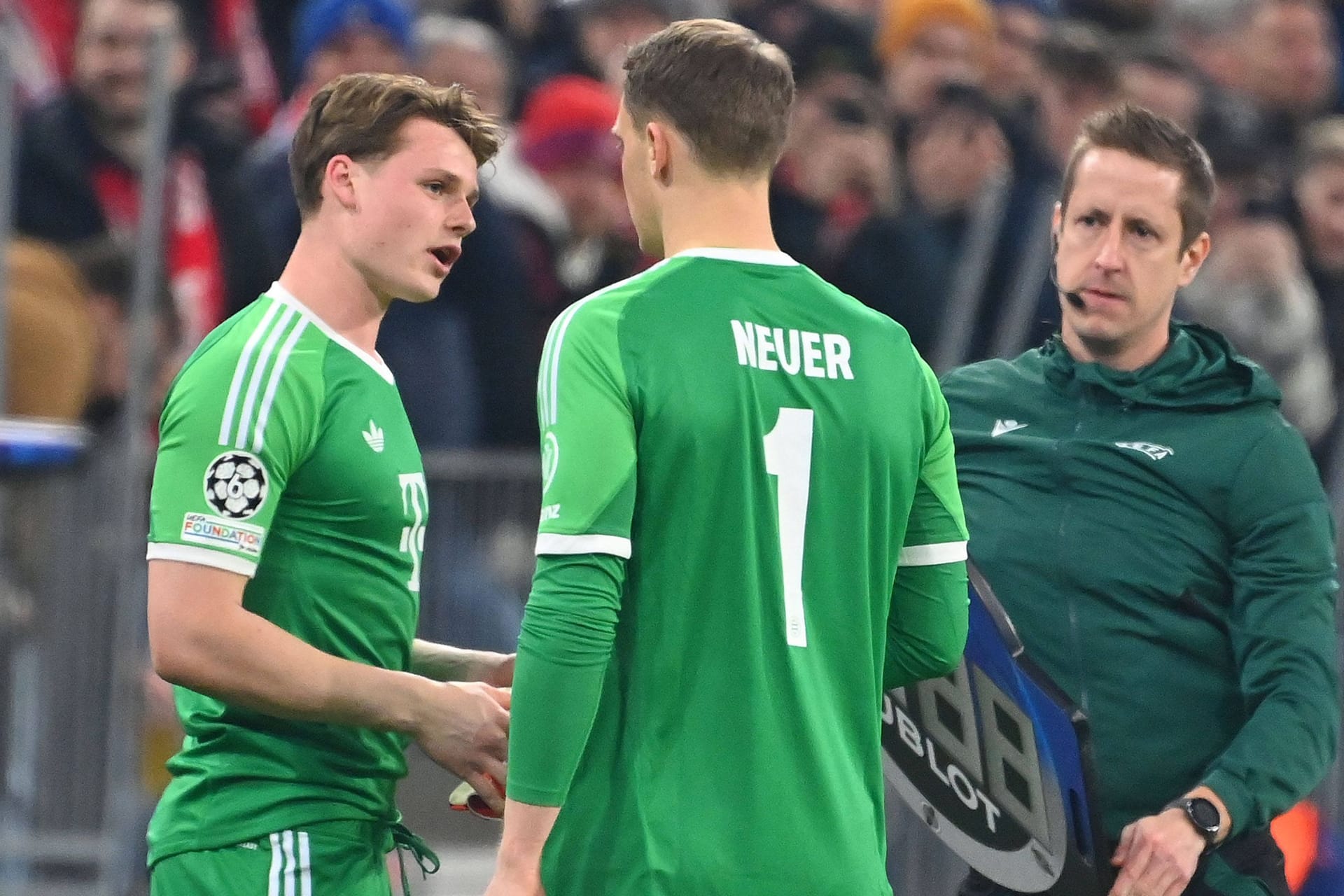 Jonas Urbig (l.) neben Manuel Neuer: Er feierte in der Champions League sein Debüt für den FC Bayern.