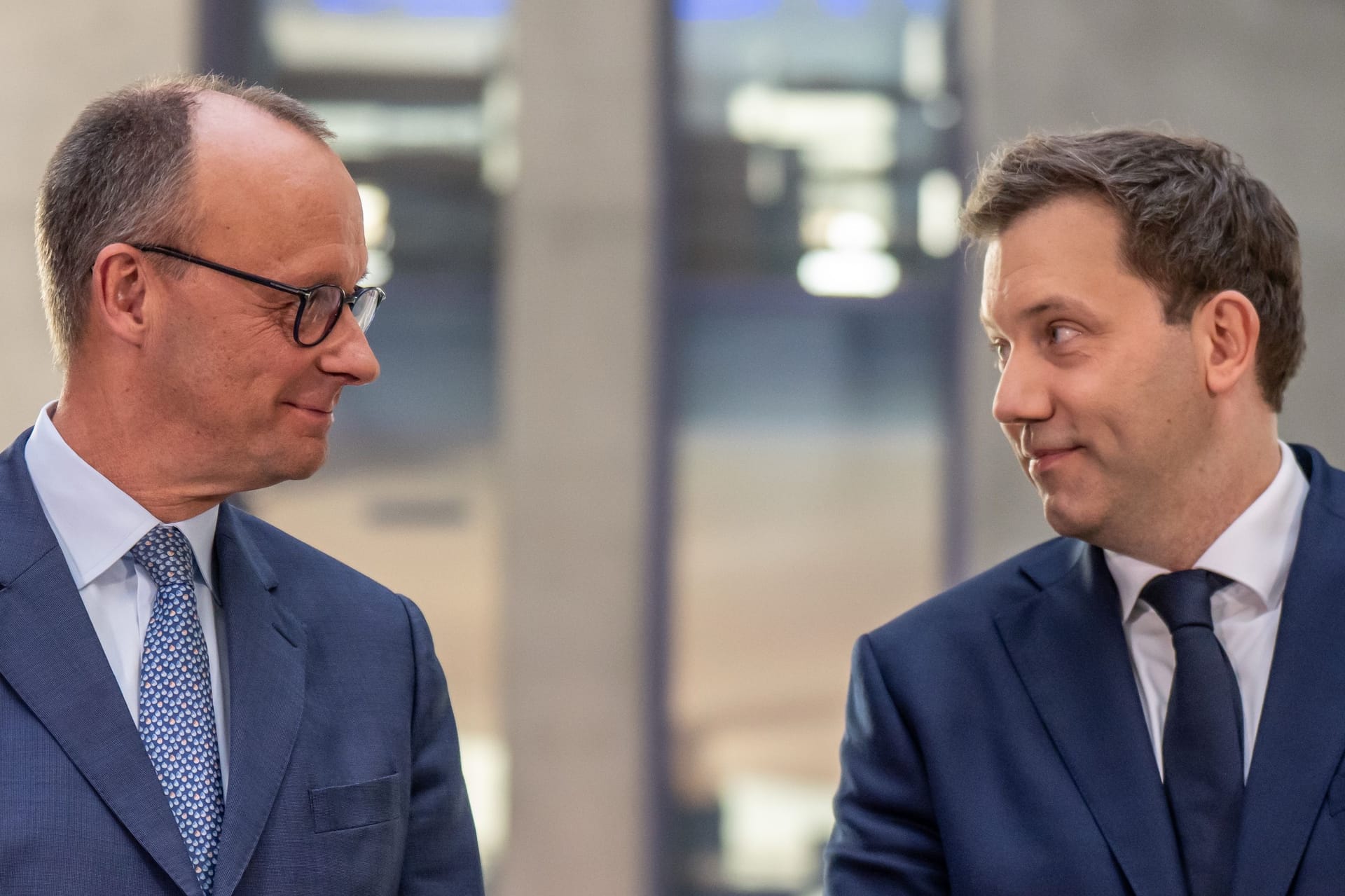 Unions-Kanzlerkandidat Friedrich Merz (l.) und SPD-Chef Lars Klingbeil: Die Sondierungsergebnisse stoßen bei Ökonomen auf Kritik.