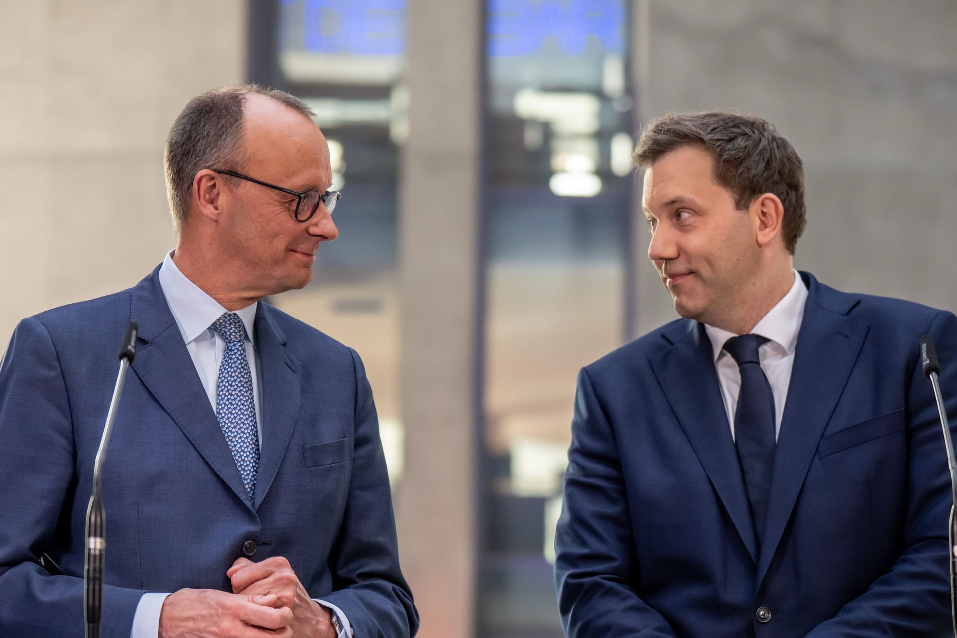 Unions-Kanzlerkandidat Friedrich Merz (l.) und SPD-Chef Lars Klingbeil: Die Sondierungsergebnisse stoßen bei Ökonomen auf Kritik.