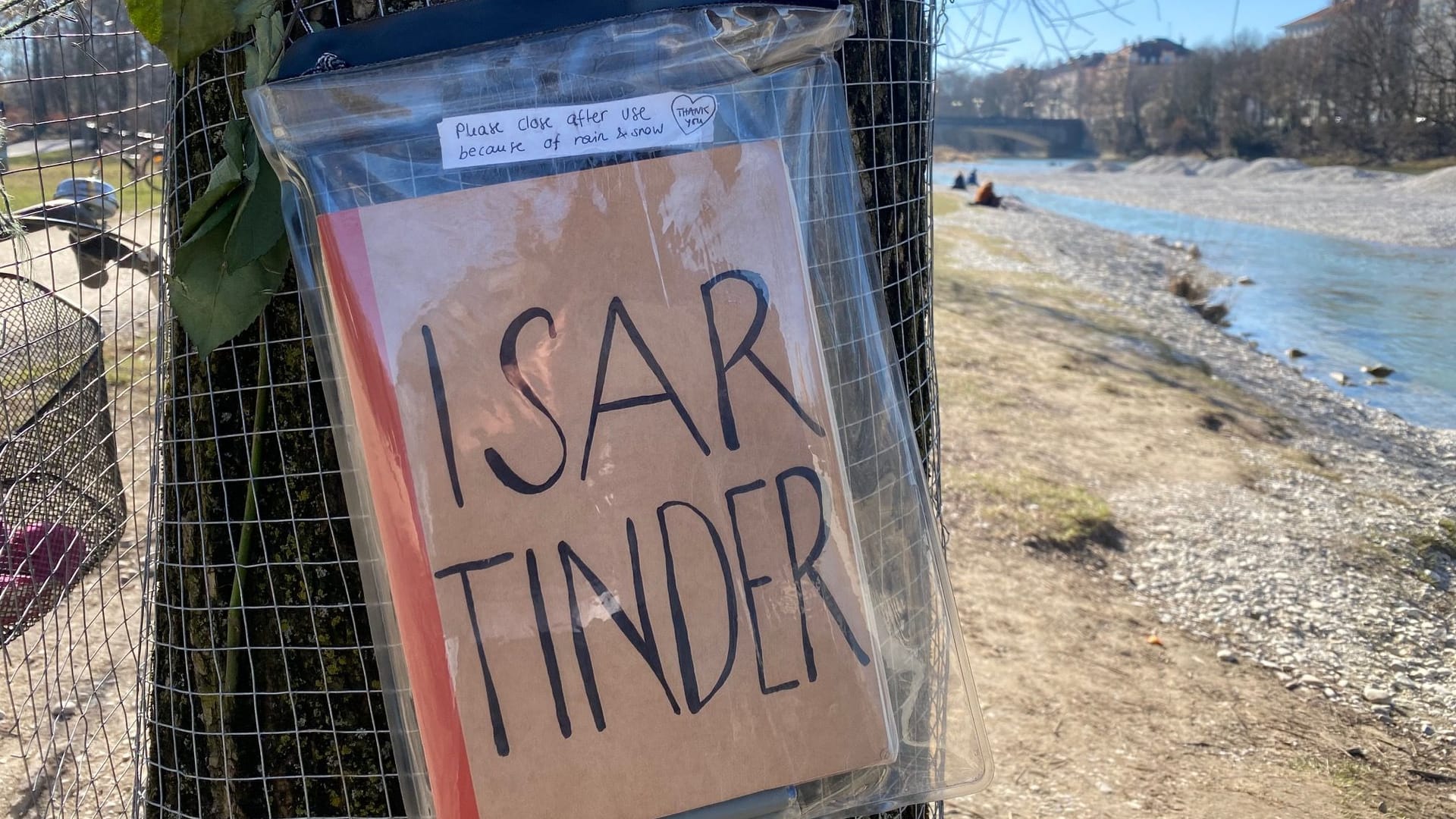 Gut geschützt vor Regen und Schnee: Nutzer werden gebeten, das "Isar-Tinder" immer wieder gut einzupacken.