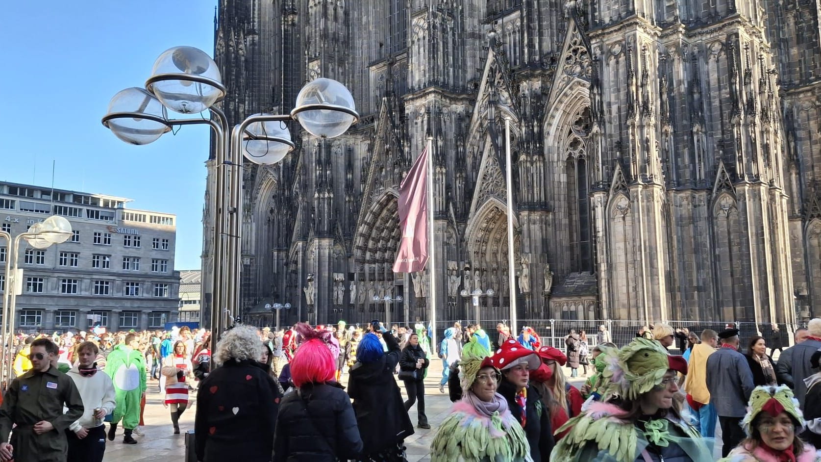 Die Domplatte füllt sich mit Jecken.