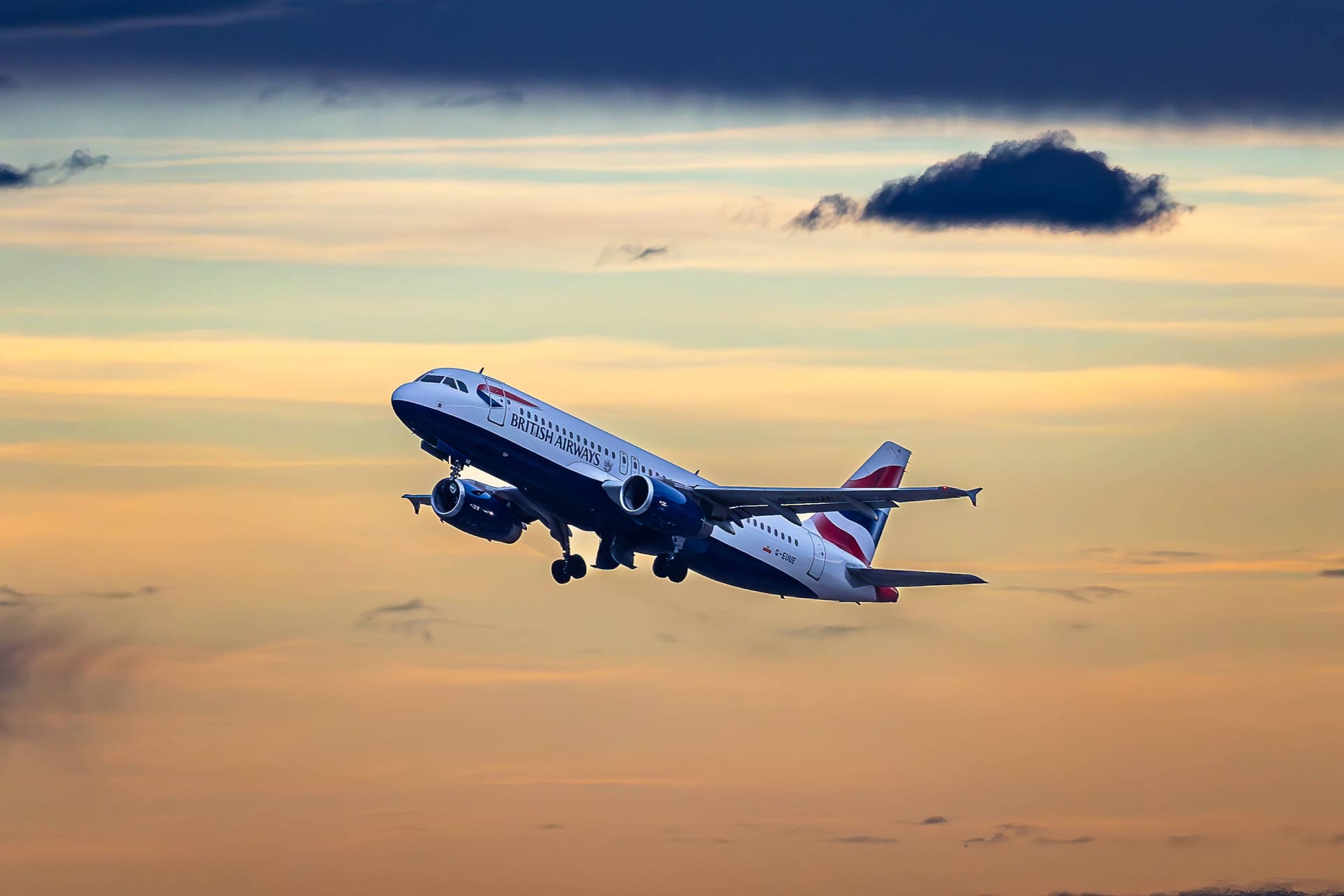 Ein Airbus A319 der britischen Fluggesellschaft British Airways: Wegen eines Stromausfalls am Flughafen London-Heathrow sind in Köln/Bonn am Freitag vier Flüge gestrichen worden.