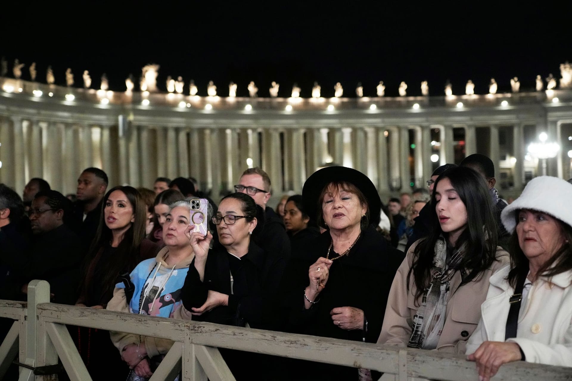 Gläubige auf dem Petersplatz: Ihre Gebete begleiten Papst Franziskus' Genesungsprozess.