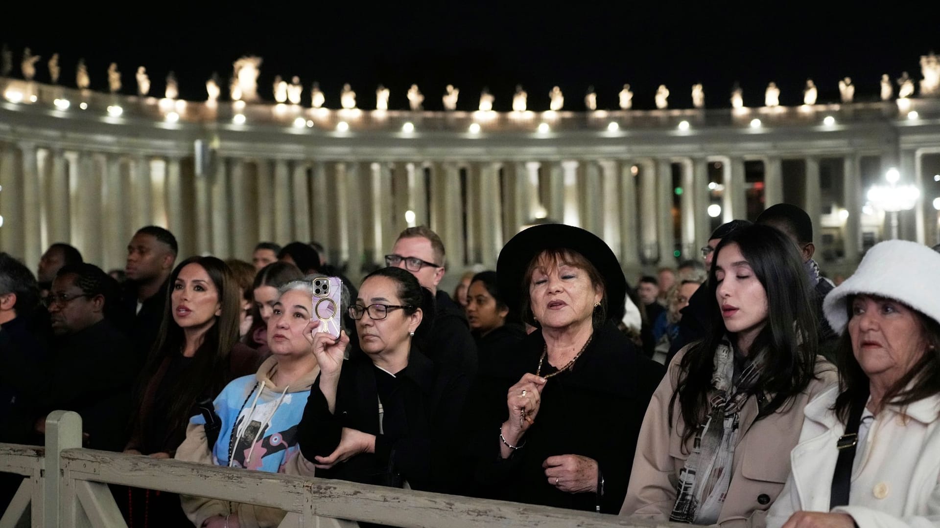 Gläubige auf dem Petersplatz: Ihre Gebete begleiten Papst Franziskus' Genesungsprozess.