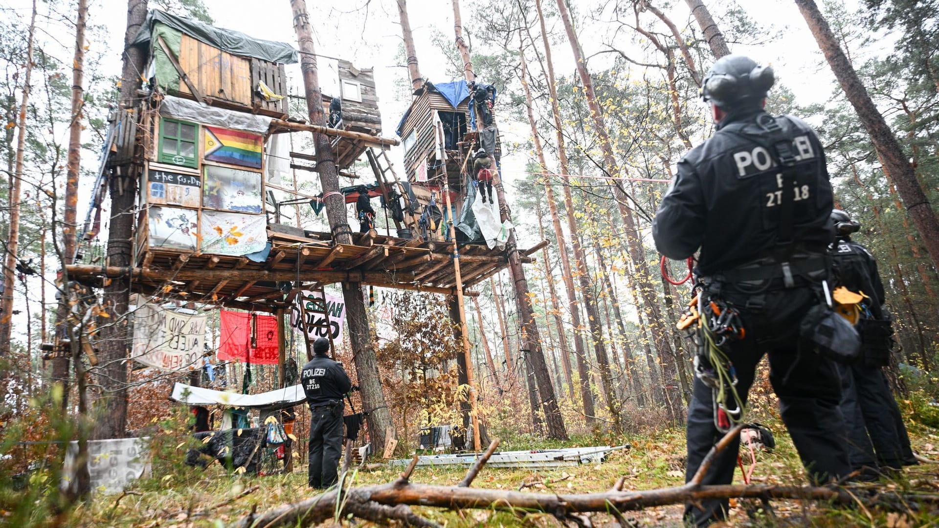 Polizei-Einsatz im Tesla-Protestcamp in Grünheide