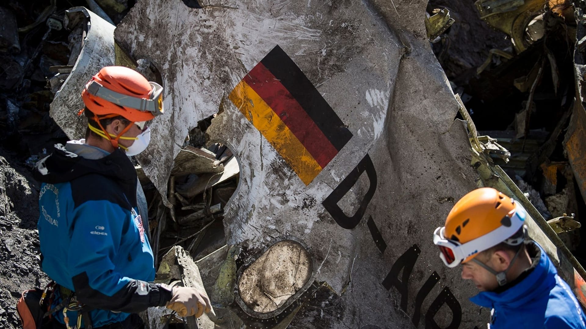 Die Absturzstelle (Archivbild): Französische Rettungskräfte zwischen den Trümmern des Germanwings-Passagierjets.