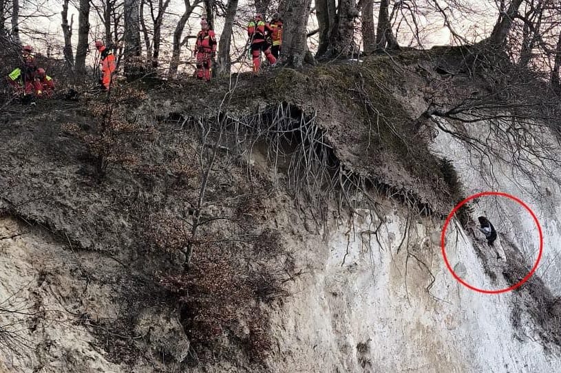 Die Frau in ihrer Notlage am Hang: Die Höhenrettung musste kommen.