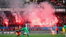 Pyro und fliegende Sitzschalen: Spielabbruch in Frankreich