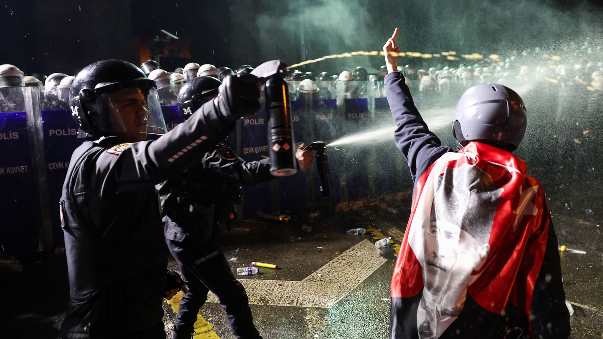 Bis zu einer Million Menschen sollen in der Türkei auf die Straßen gegangen sein, um gegen die Festnahme İmamoğlus zu protestieren.