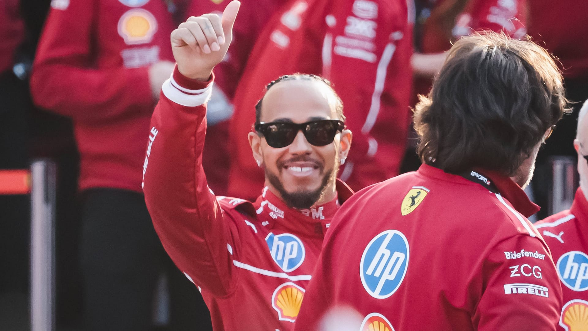 Daumen hoch: Lewis Hamilton im Ferrari-Overall – noch ein ungewohntes Bild.