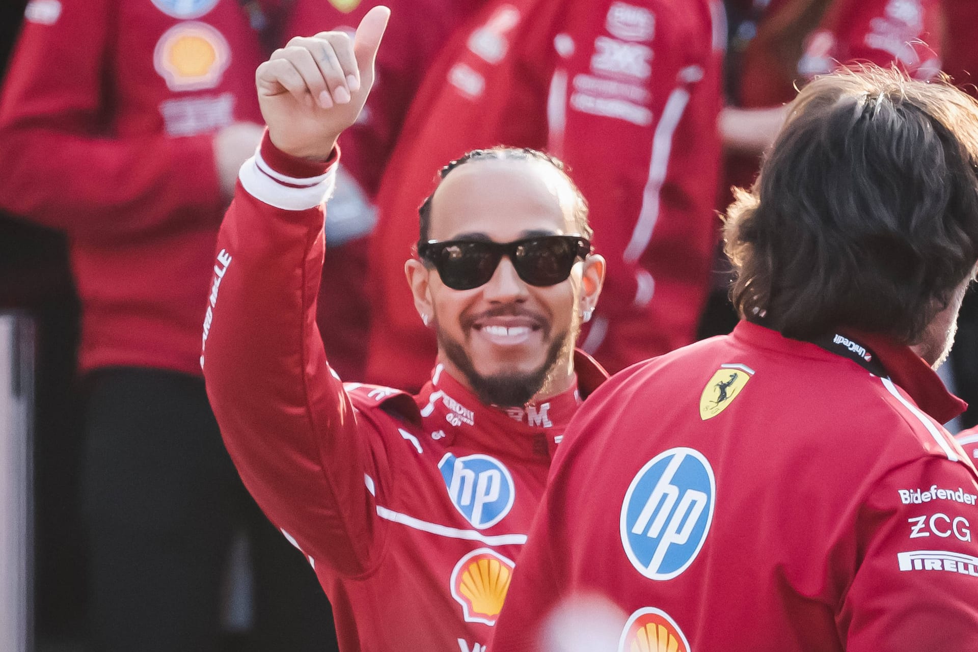 Daumen hoch: Lewis Hamilton im Ferrari-Overall – noch ein ungewohntes Bild.