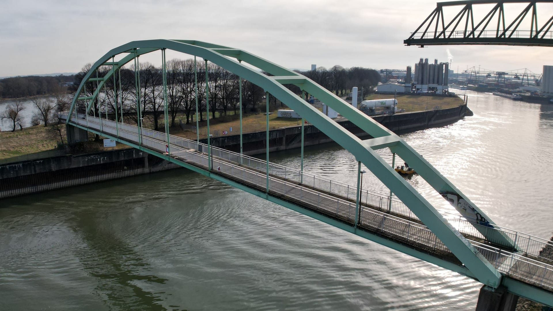 Die Niehler Rheinbrücke ist nach einem Schiffsunfall wieder für Fußgänger geöffnet.