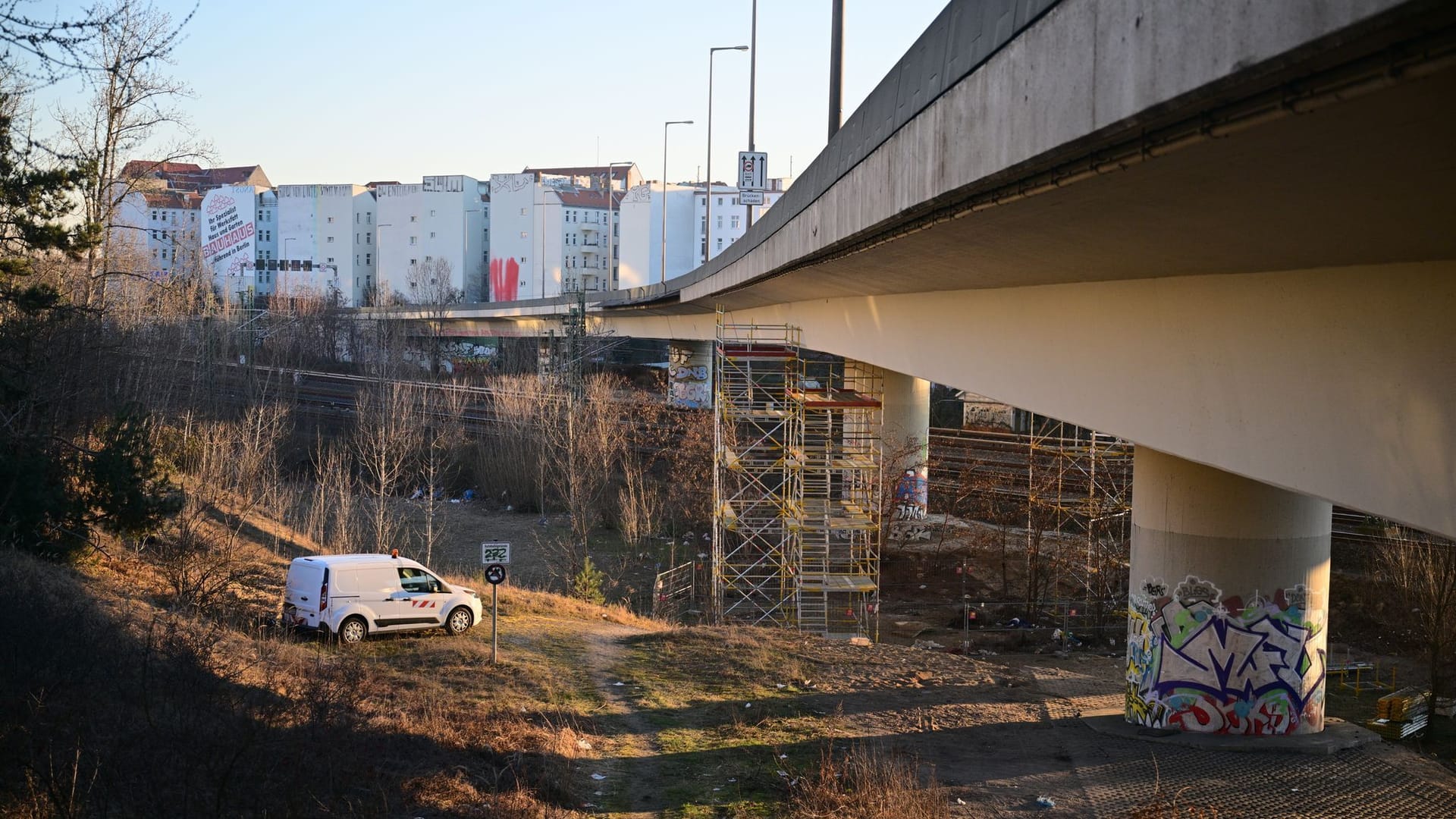 Ein Auto steht unter der gesperrten Brücke der Stadtautobahn A100: Die Ringbahnbrücke im Westen Berlins ist seit Mittwochabend aus Sicherheitsgründen in nördlicher Richtung voll gesperrt.