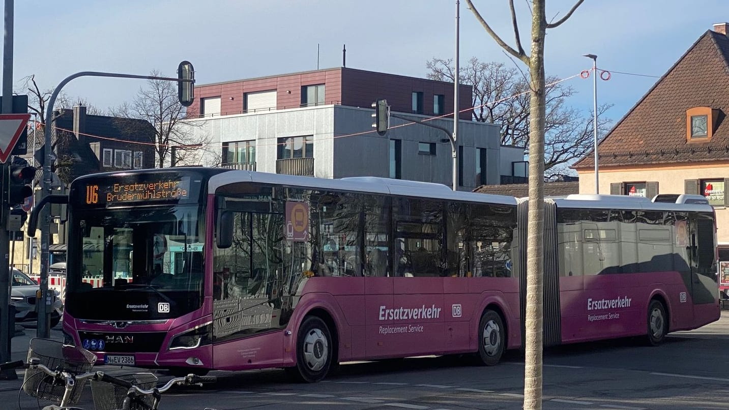 Der SEV-Bus für die U6 ist lila und fährt unter anderem über den Harras bis zur Brudermühlstraße.