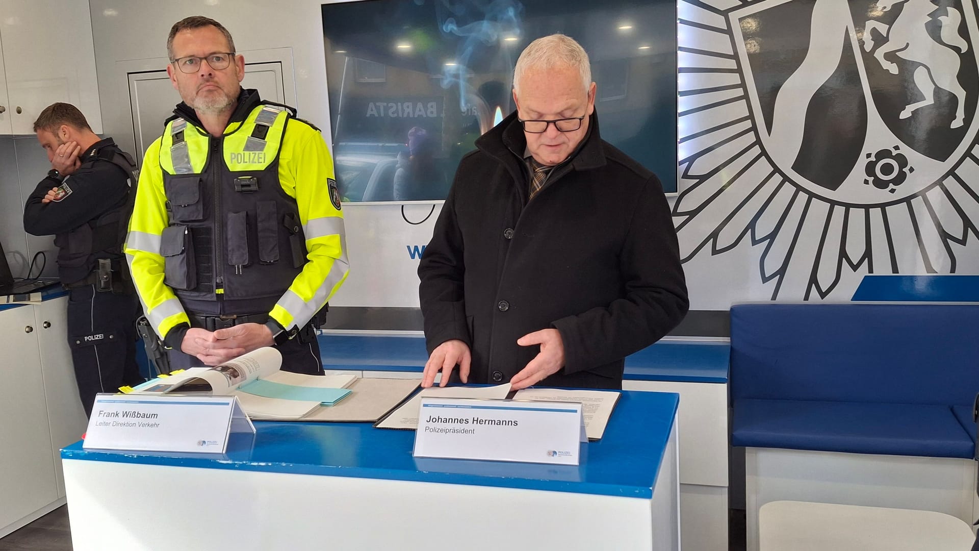 Der Leiter der Direktion Verkehr, Frank Wißbaum (links) und Polizeipräsident Johannes Hermanns (rechts) präsentieren auf dem Rudolfplatz die Verkehrsunfallbilanz 2024.