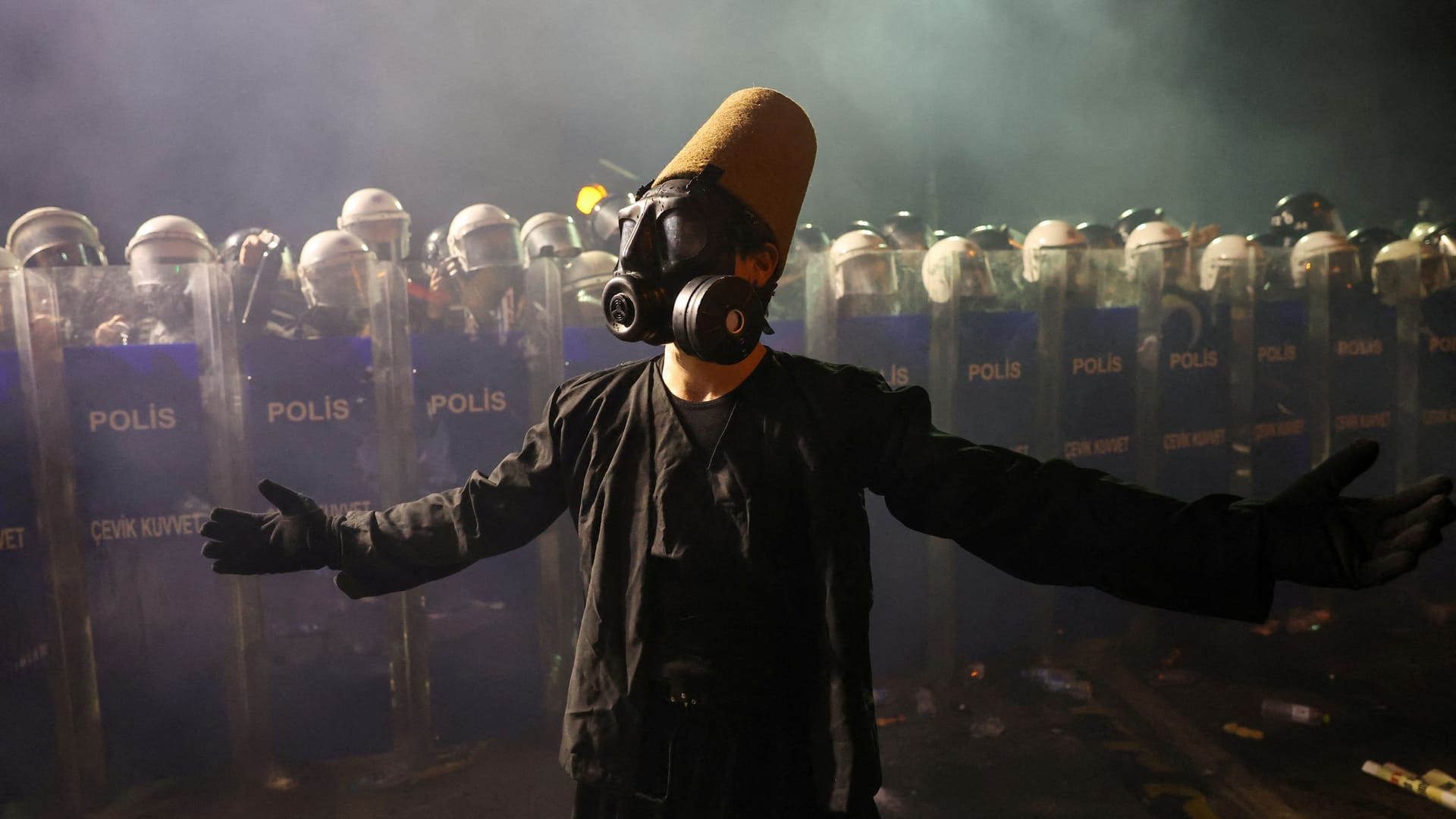 Ein als Derwisch verkleideter Demonstrationsteilnehmer in Istanbul.