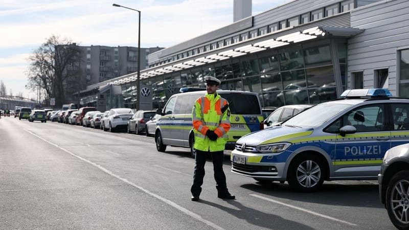 Ein Polizist steht in einer abgesperrten Straße: Als eine Polizeistreife am Dienstagmorgen zu einer Wohnung in Nürnberg fuhr, um einen Mann zu verhaften, kam es zum Einsatz der Schusswaffe.