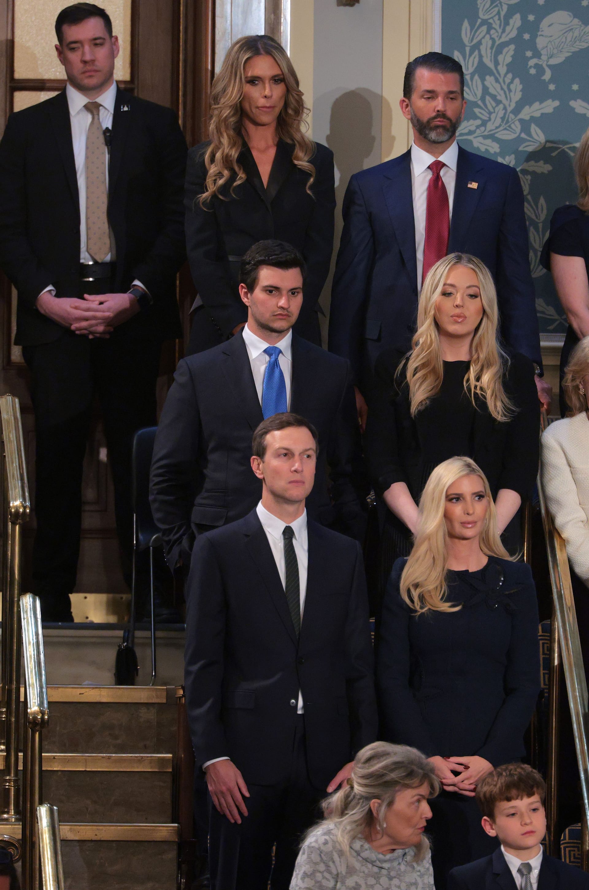 Von oben links: Bettina Anderson, Donald Trump Jr., Michael Boulos, Tiffany Trump, Jared Kushner und Ivanka Trump unterstützten Donald Trump im US-Repräsentantenhaus.