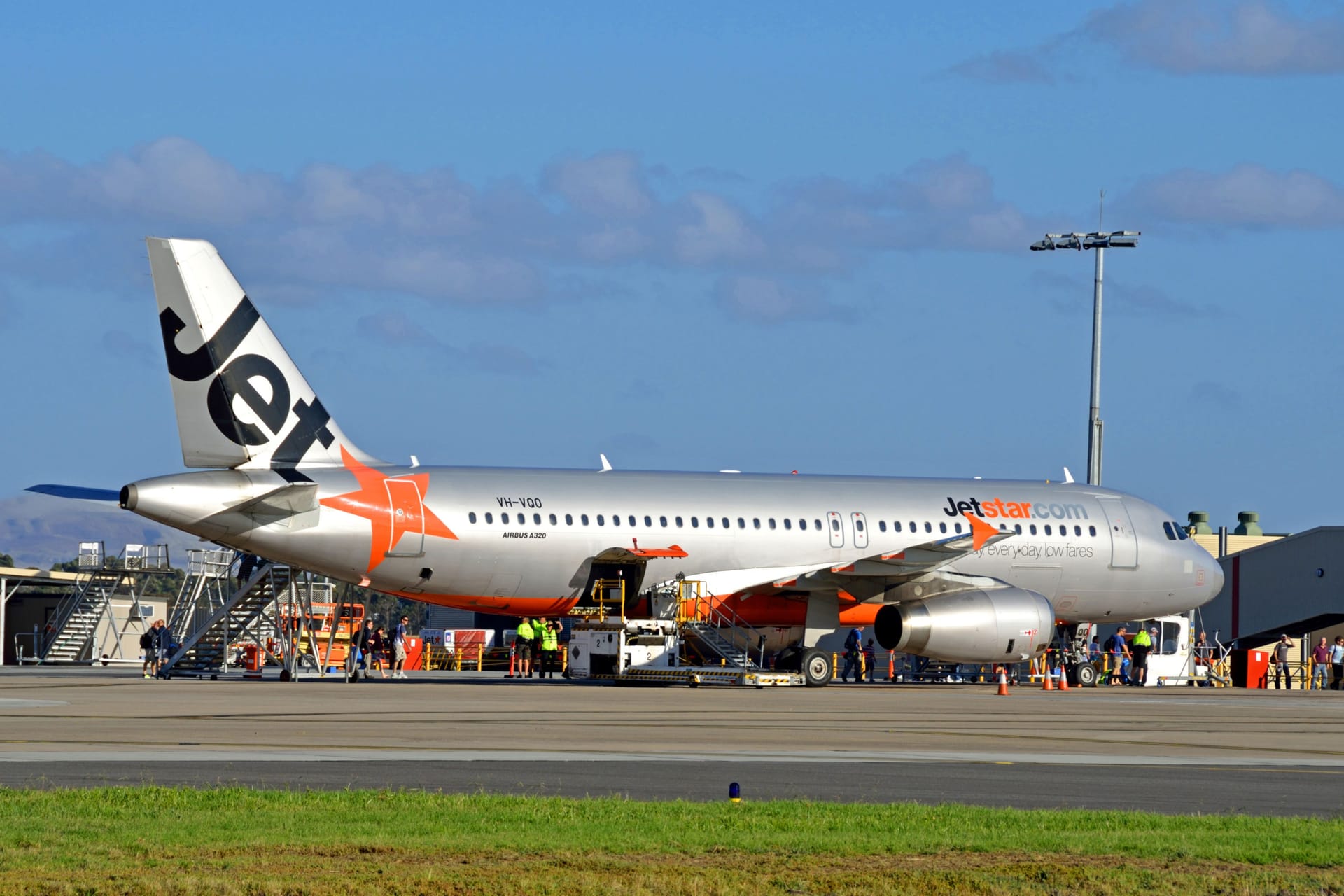 Jetstar-Flugzeug am Flughafen Avalon (Symbolbild): Der Jugendliche war durch ein Loch im Zaun gekommen.