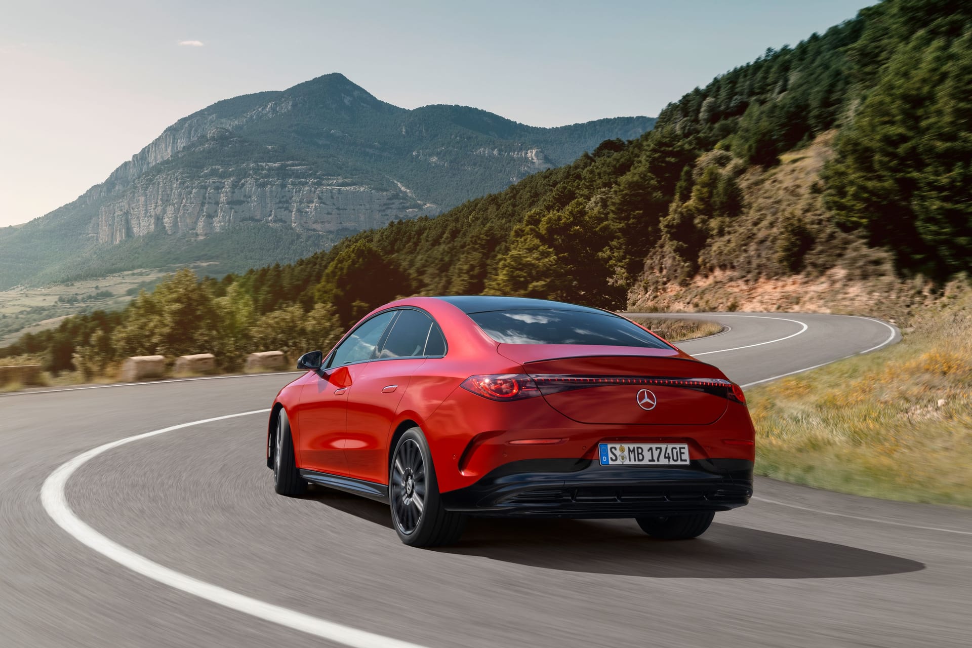 In voller Fahrt: Der CLA kann selbst elektrisch bis zu 210 km/h schnell fahren.