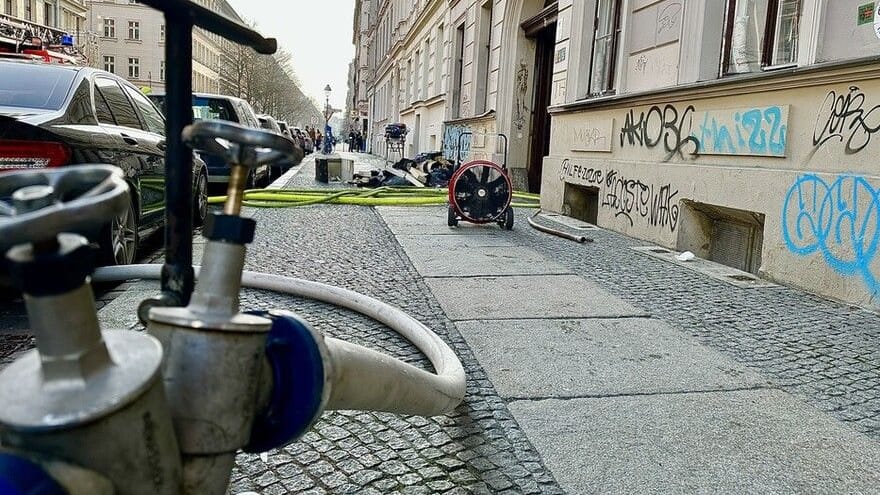 Feuerwehreinsatz (Symbolbild): In Berlin-Kreuzberg brennt eine Wohnung.