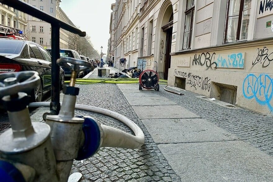 Feuerwehreinsatz (Symbolbild): In Berlin-Kreuzberg brennt eine Wohnung.