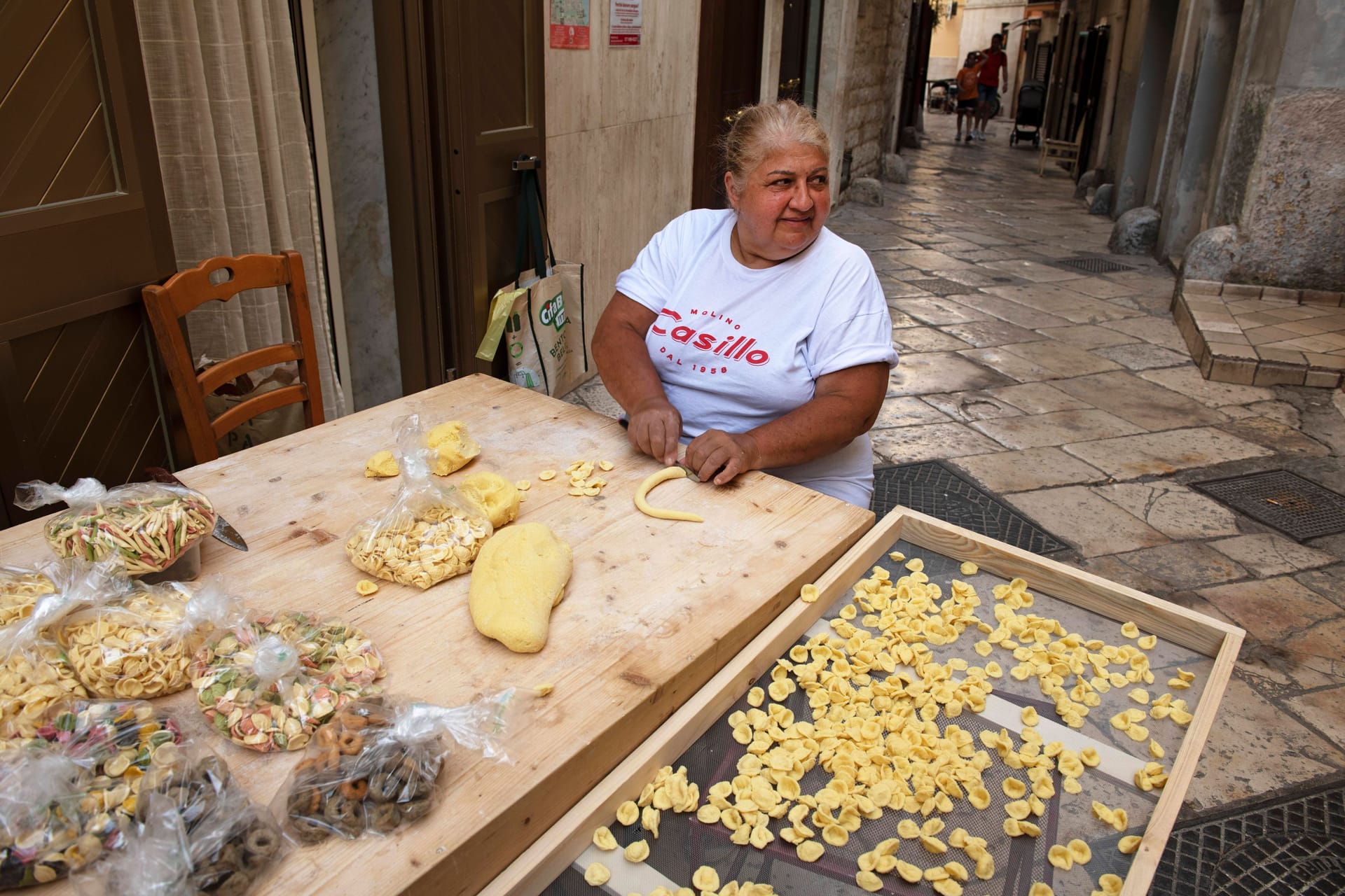 Bari in Apulien: Pasta-Omas machen hier von den Augen der Touristen Pasta. Oder etwa nicht?