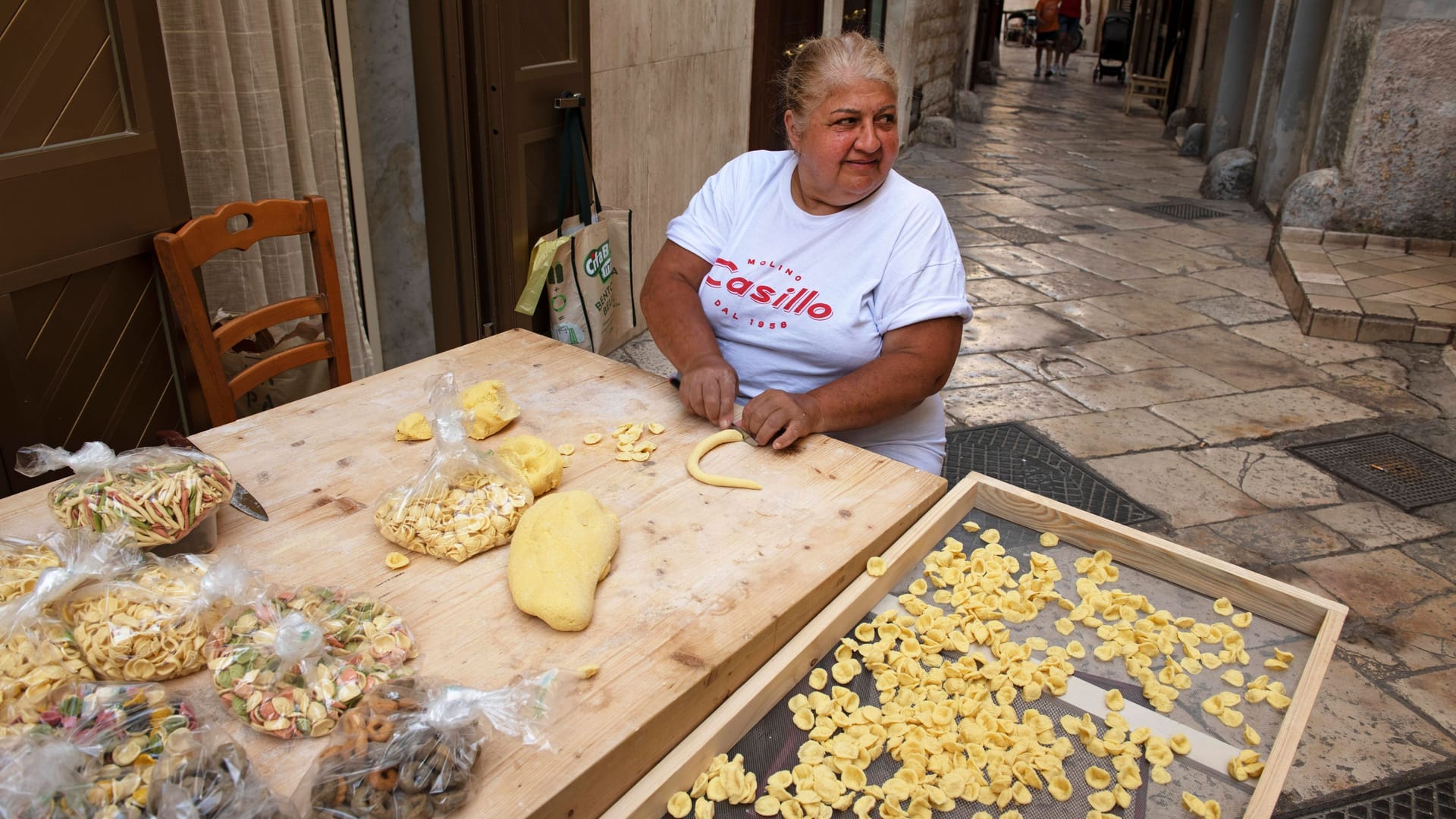 Bari in Apulien: Pasta-Omas machen hier von den Augen der Touristen Pasta. Oder etwa nicht?