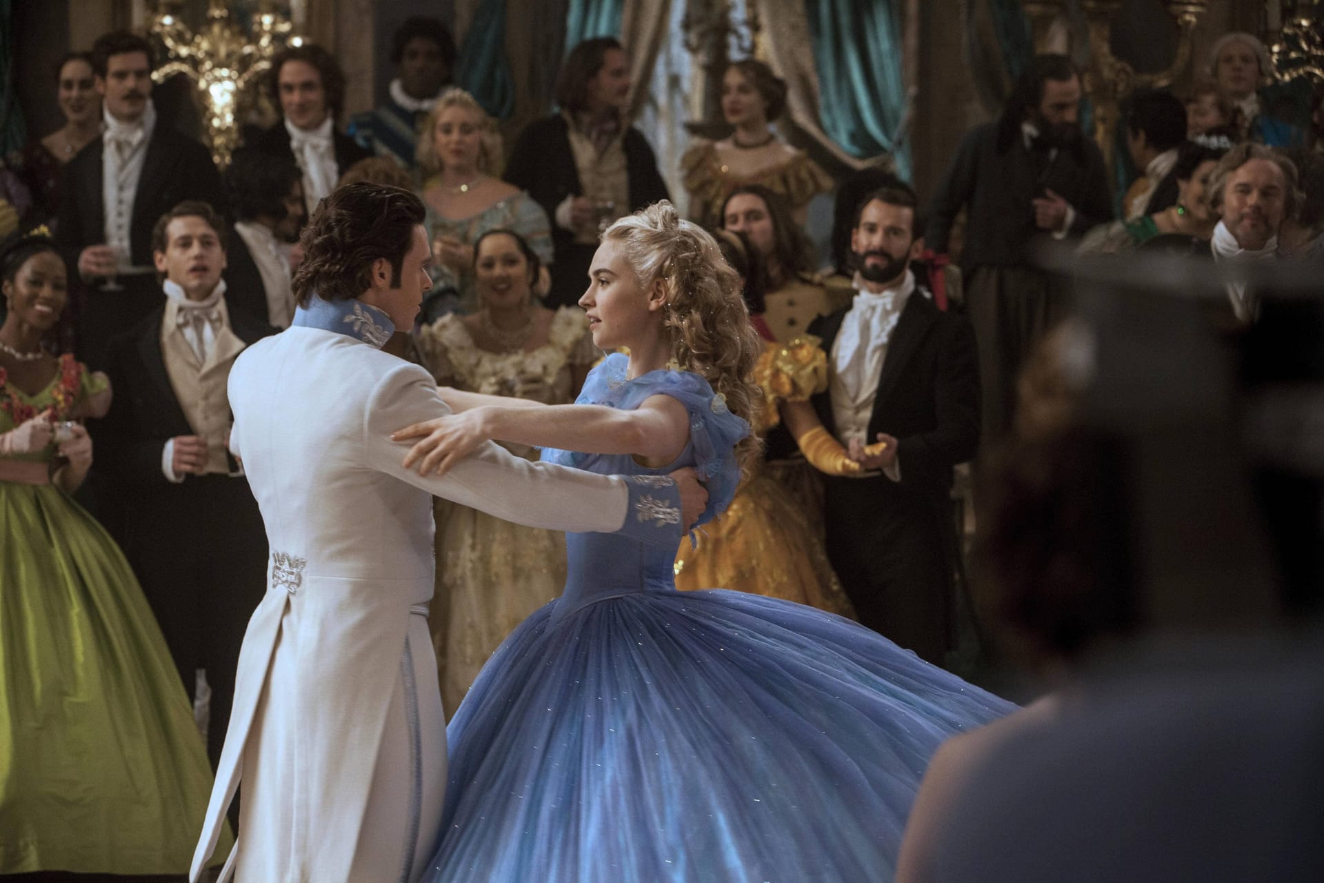 Richard Madden und Lily James in "Cinderella".