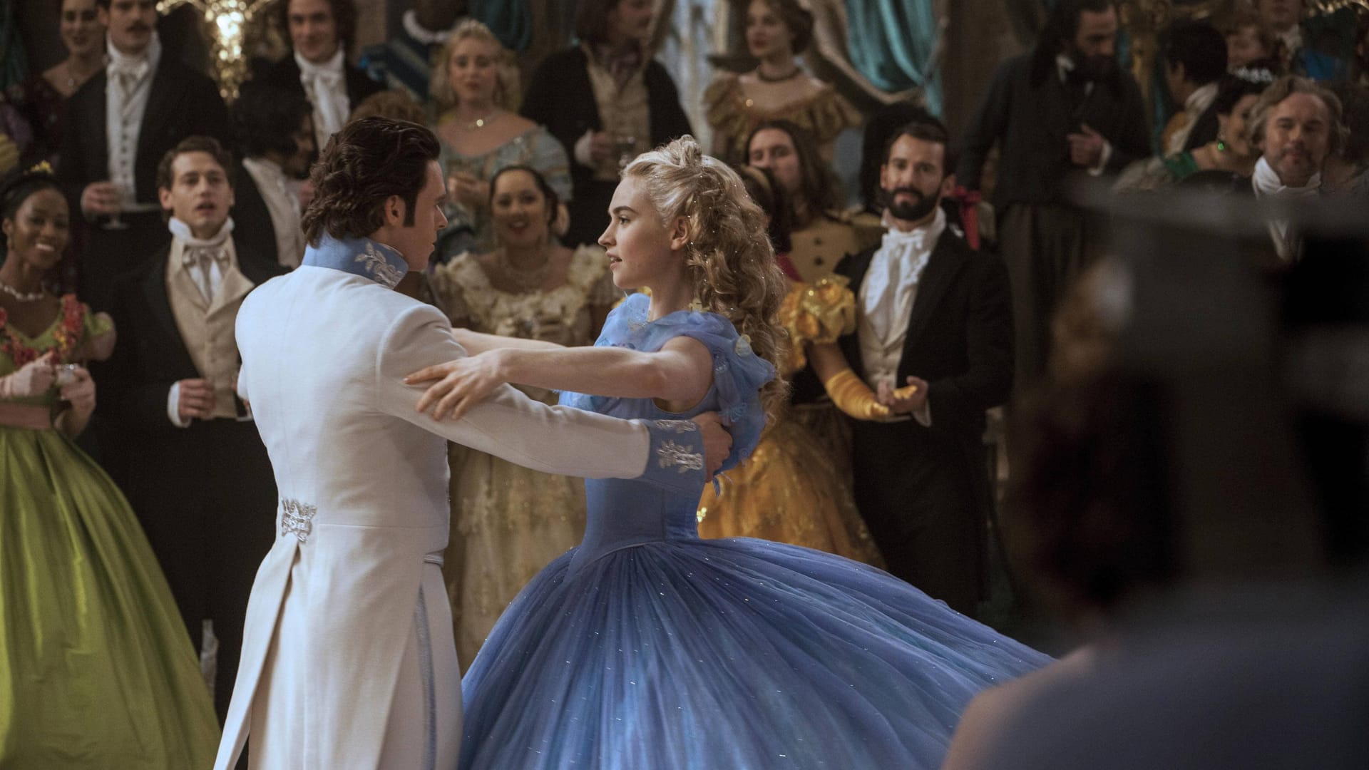 Richard Madden und Lily James in "Cinderella".