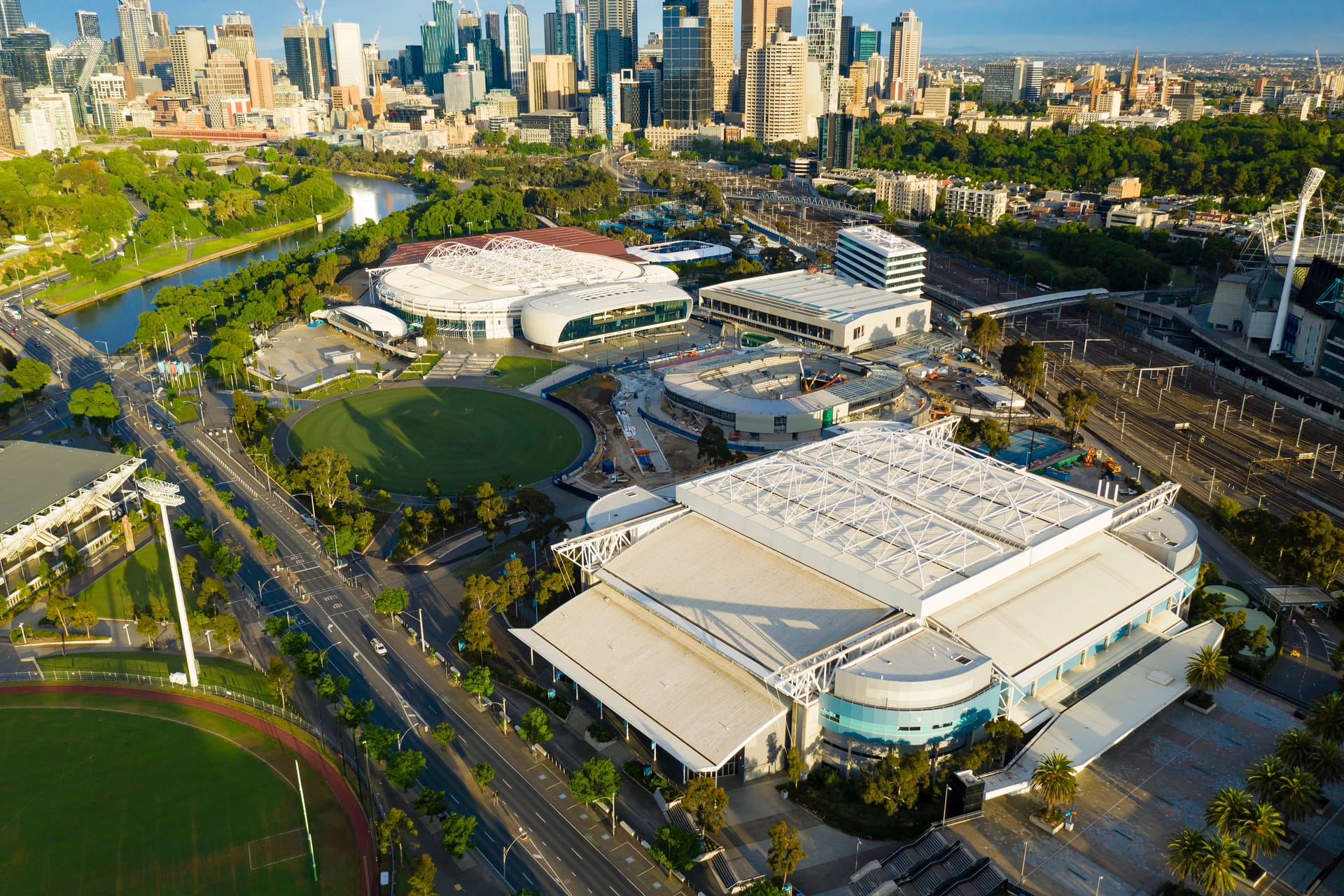 Melbourne Park: mehr als 20 Tennisarenen auf engstem Raum.