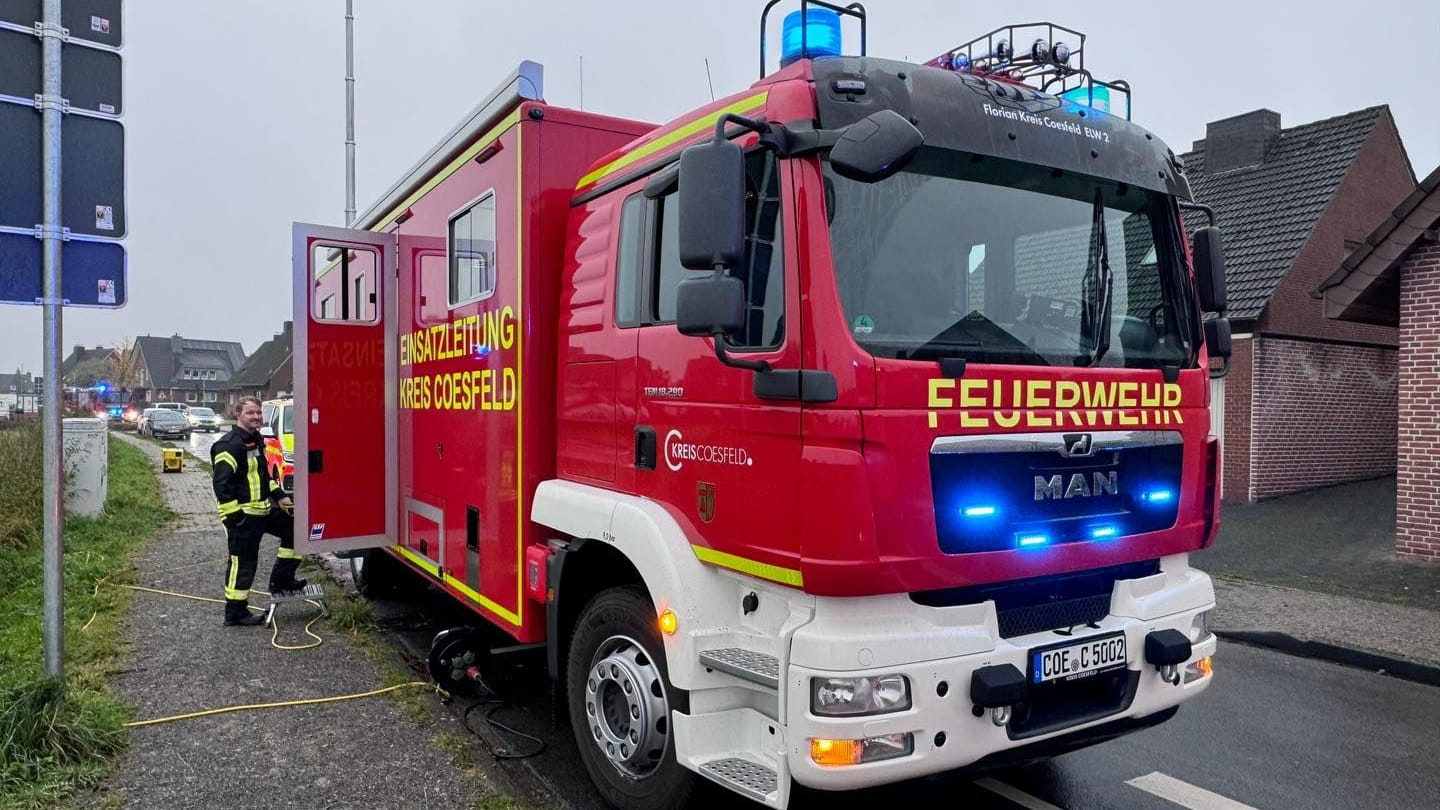 Feuerwehreinsatz im Kreis Coesfeld (Archivbild): Die Stadt hatte zwei neue Feuerwehrautos bestellt, das Geld dafür aber nicht dem Hersteller, sondern Betrügern überwiesen.