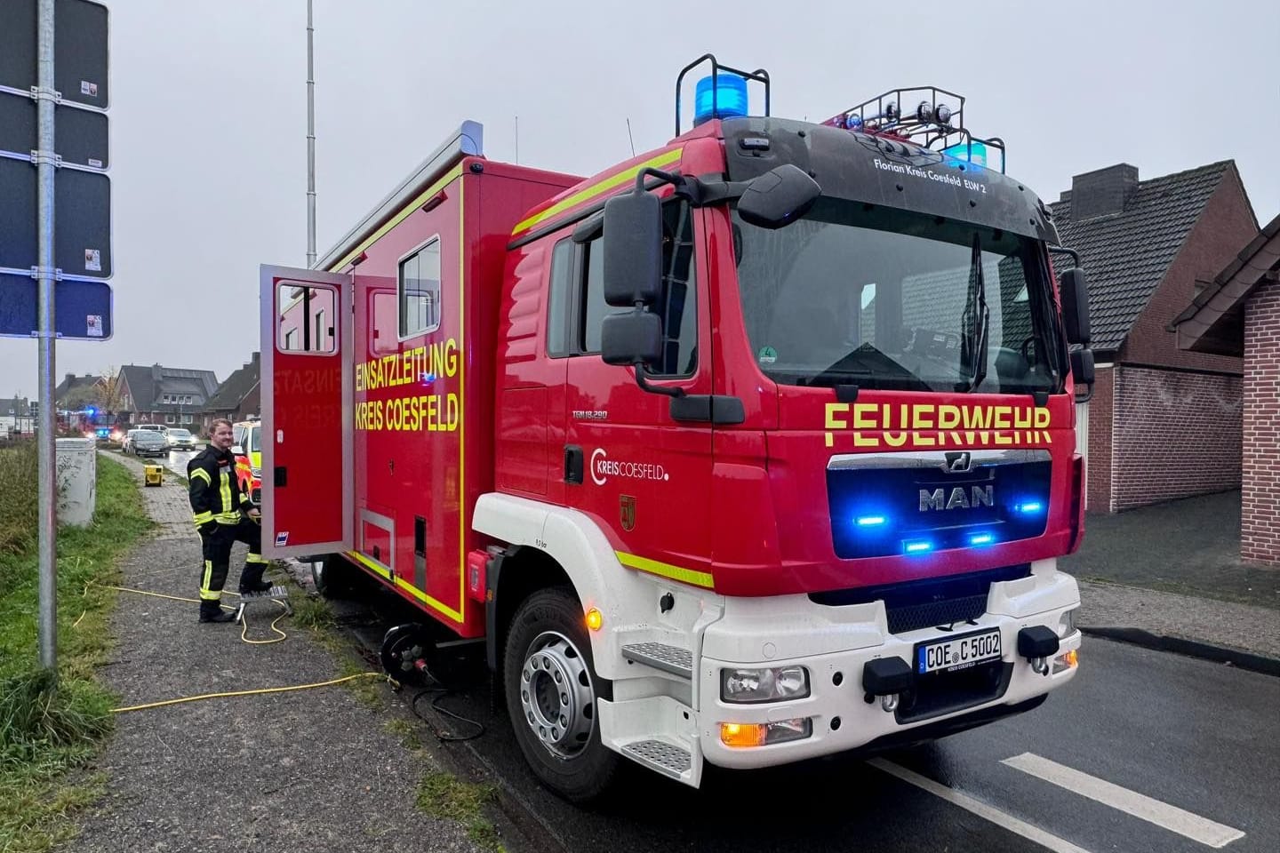 Feuerwehreinsatz im Kreis Coesfeld (Archivbild): Die Stadt hatte zwei neue Feuerwehrautos bestellt, das Geld dafür aber nicht dem Hersteller, sondern Betrügern überwiesen.