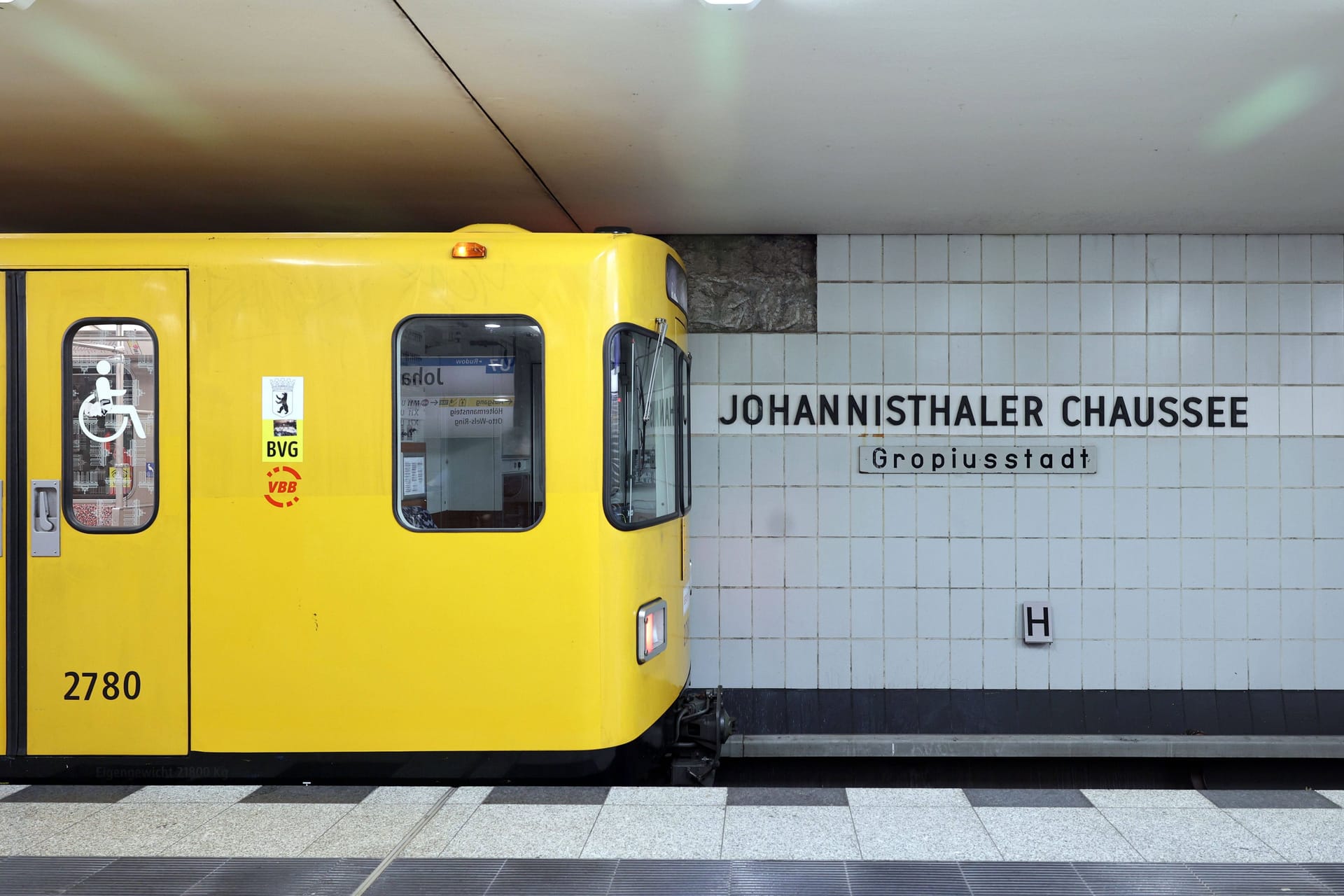 24.10.2023, Berlin - Deutschland. Eine U-Bahn im U-Bahnhof Johannisthaler Chaussee der Linie U 7