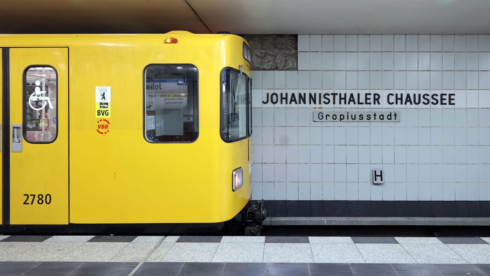 24.10.2023, Berlin - Deutschland. Eine U-Bahn im U-Bahnhof Johannisthaler Chaussee der Linie U 7