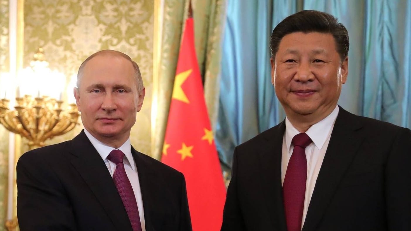 Wladimir Putin (l) und Xi Jinping: Russland will den Verkauf chinesischer Autos ins Land unterbinden.