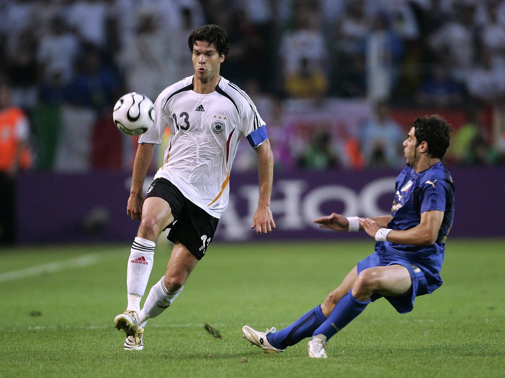 Michael Ballack (l.) und Simone Perrotta im Zweikampf im WM-Halbfinale 2006.