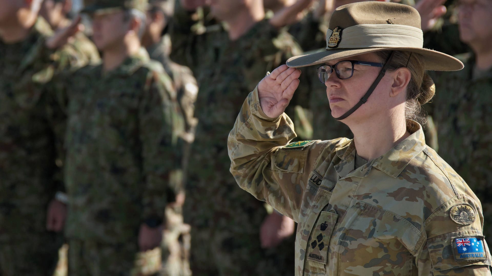 Eine australische Soldatin salutiert (Symbolbild): Australiens Premierminister Albanese könnte sich eine Beteiligung an einer Friedensmission in der Ukraine vorstellen.