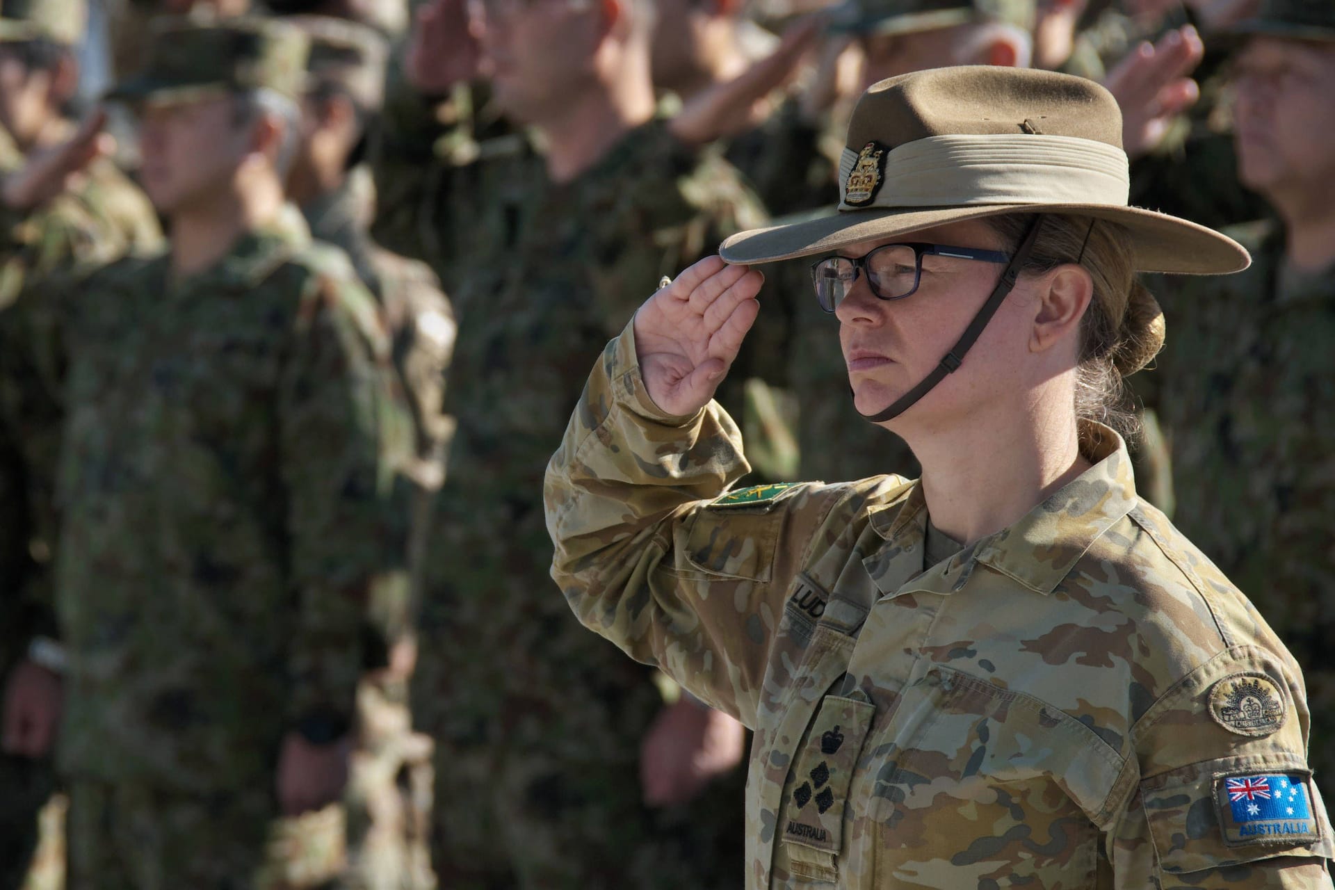 Eine australische Soldatin salutiert (Symbolbild): Australiens Premierminister Albanese könnte sich eine Beteiligung an einer Friedensmission in der Ukraine vorstellen.