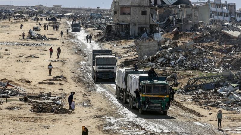 Lastwagen mit humanitärer Hilfe des Hilfswerks der Vereinten Nationen für Palästinaflüchtlinge im Nahen Osten.